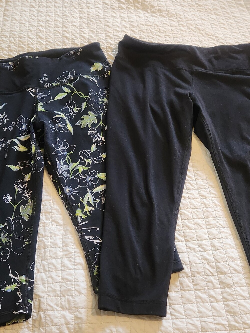 Pair LEGGINGS Yogalicious And Victoria SECRET Size LARGE Capris